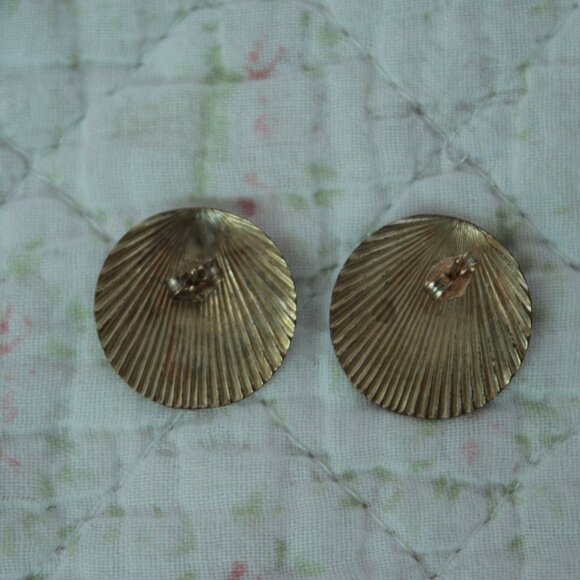 True Vintage 1990s Gold Classic Fan Shell Earrings Set - Picture 2 of 2